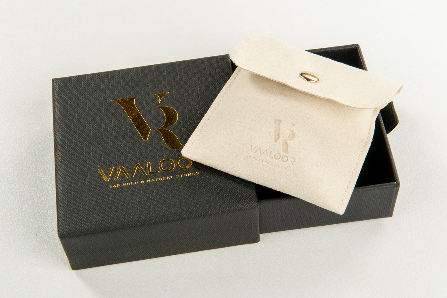 Vaaloor 14k Gold & Black Onyx Bracelet – Handcrafted Luxury